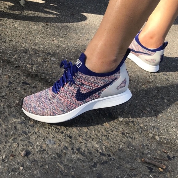 Nike women’s running shoe flyknit mariah sneaker - Picture 3 of 7